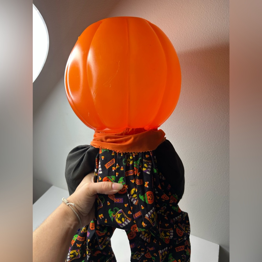 Pumpkin head shelf sitter / Halloween decor ๐ - Picture 8 of 11